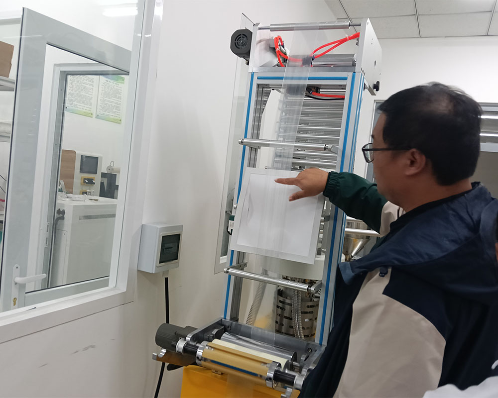 天津科技大學(xué)吹膜機(jī).jpg 天津科技大學(xué)吹膜機(jī).jpg