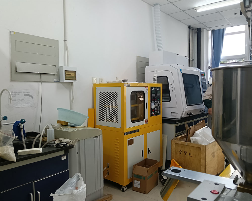 天津科技大學(xué)熱壓機(jī).jpg 天津科技大學(xué)熱壓機(jī).jpg