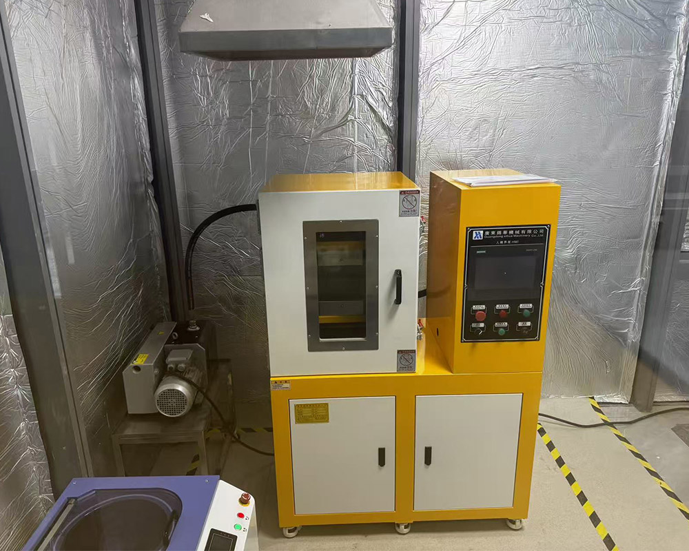 北京某研究院引進(jìn)廣東錫華機(jī)械平板硫化機(jī)推進(jìn)材料研發(fā)