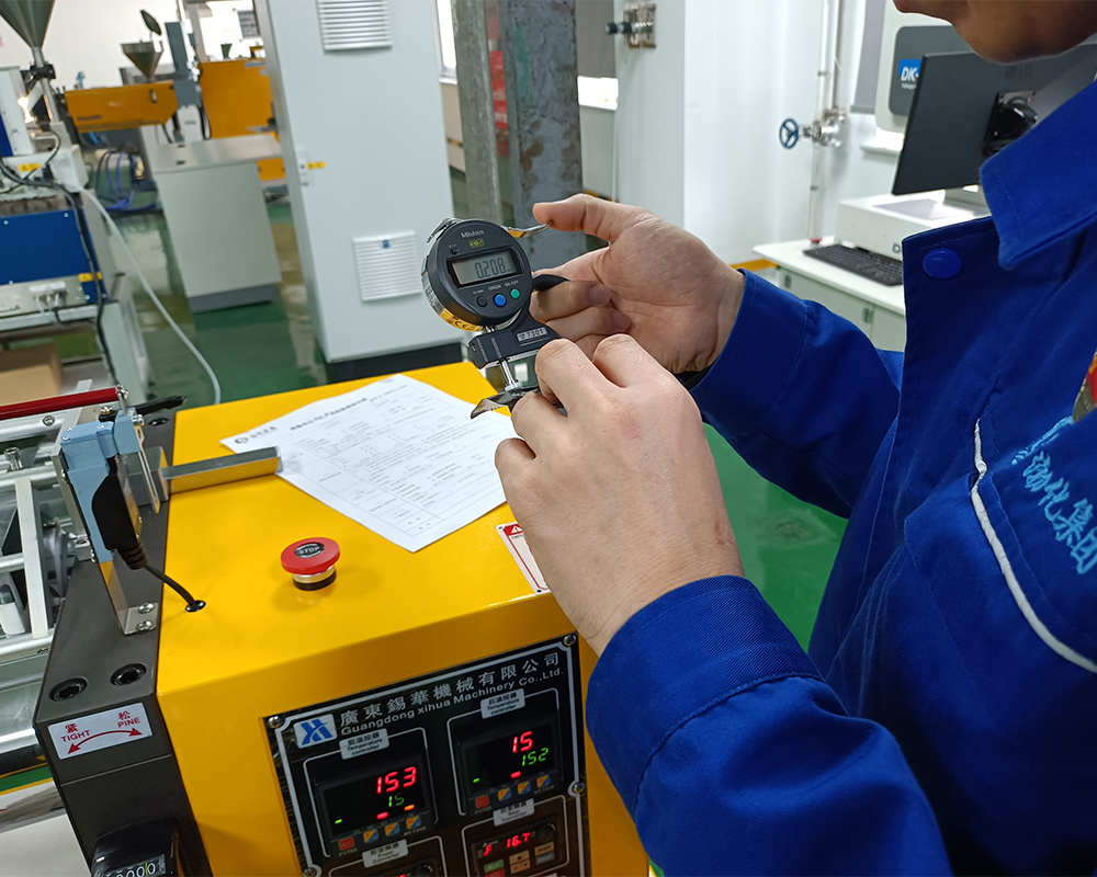 雙輥開煉機在PVC行業中的作用：混煉塑化、試驗研發與質量控制詳解